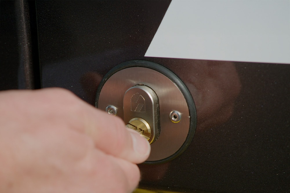 ford e_transit_custom eu Column_Card_TransitCustom_20 3x2 1000x667 lock detail